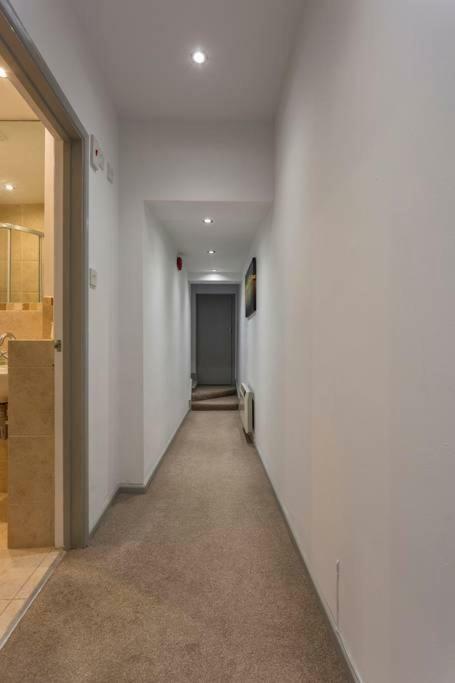 Spacious Central Chic Apartment - Simplycheckin Winchester Dış mekan fotoğraf
